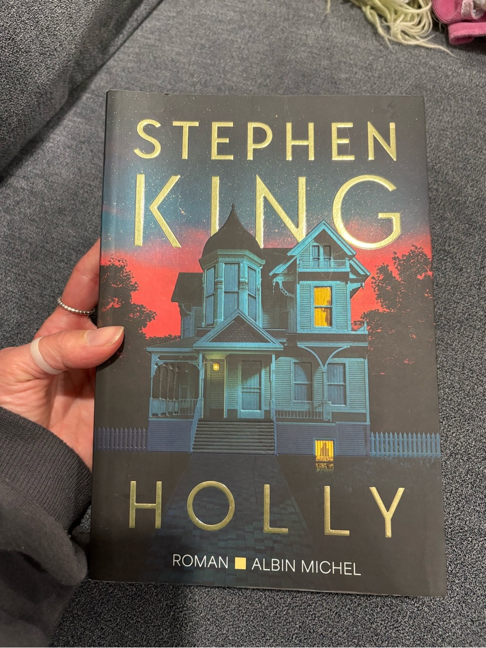 Stephen King "Holly" Hardcover Book - Blue & Red Cover French version